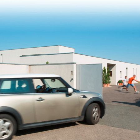 Elektrischer Torantrieb für einen Hof